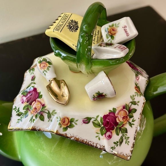 ROYAL ALBERT, OLD COUNTRY ROSES TEAPOT. APPLE GREEN TEAPOT - Picture 3 of 15